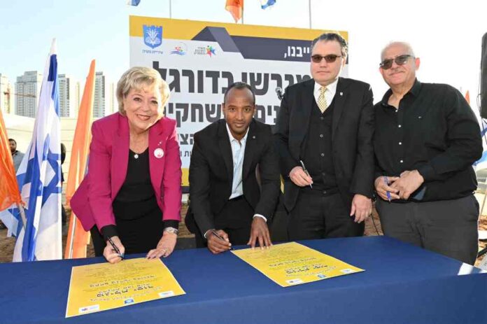 ראש עיריית נתניה, סגניה ובכיריה בהנחת אבן פינה למתחם אימון חדש בכדורגל.