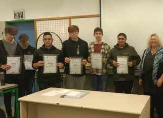 מעל 200 תלמידים מנתניה בכנס עירוני למדעים וטכנולוגיה בתמונה: תלמידי מדעים מצטיינים מנתניה - במסגרת כנס עירוני למדעים.