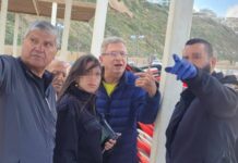שתי חבילות סמים במשקל קילוגרם נפלטו לחוף נתניה בתמונה: המשנה לראש עיריית נתניה אפרים בולמש וראש מועצת אבן יהודה אבי הררי מוסרים עדות לשוטרים על חבילות הסמים