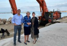 על רקע קריסת המצוק ביקרה השרה להגנת הסביבה בנתניה השרה להגנת הסביבה, עידית סילמן, מבקרת בנתניה. הסיור המקצועי במצוקי נתניה - בעקבות התמוטטות של מעל 800 טון אבנים וחולות.