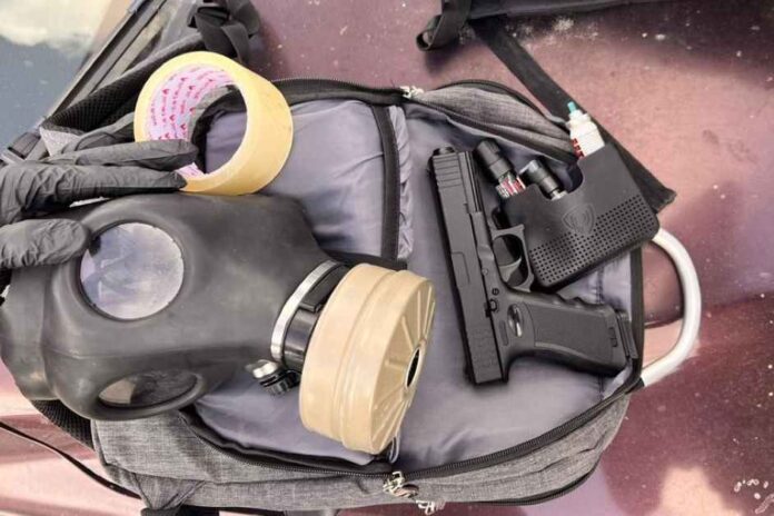 בתמונה: אקדח גז, אזיקונים ומסכת גז שנמצאו בתיקיהם של החשודים בחטיפת נער מנתניה