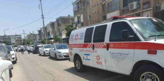 חשד לרצח כפול בנתניה: אם ובנה נמצאו ללא רוח חיים צוותי מד"א מחוץ לדירה בנתניה בה נמצאו גופות אם ובנה - המשטרה חוקרת חשד לכאורה לרצח.