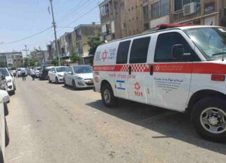 חשד לרצח כפול בנתניה: אם ובנה נמצאו ללא רוח חיים צוותי מד"א מחוץ לדירה בנתניה בה נמצאו גופות אם ובנה - המשטרה חוקרת חשד לכאורה לרצח.