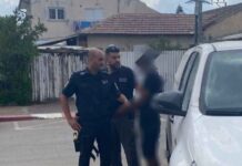 שני תושבי כפר יונה נעצרו בחשד להחזקת עשרות מנות סם שוטרי תחנת שדות בעת מעצר החשוד - תושב כפר יונה.