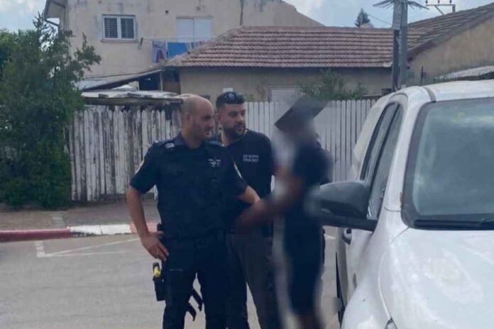 שוטרי תחנת שדות בעת מעצר החשוד - תושב כפר יונה.