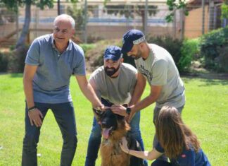 בלש המשטרה אימץ את הכלב שנפצע בזירת הרצח הכפול בנתניה כלב רועה גרמני שנפצע קשה בזירת רצח כפול בנתניה, אומץ על-ידי בלש המשטרה שהציל אותו.