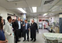 השר מיקי זוהר ביקר את ניצולי הטבח במסיבה ברעים המאושפזים בלניאדו השר מיקי זוהר מבקר בבית חולים לניאדו, שקלט פצועים מהדרום ומאושפזים מבתי חולים בצפון.