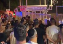 בחסות המשטרה פונו הסטודנטים הערבים ממעונות מכללת נתניה צילום: משטרת ישראל