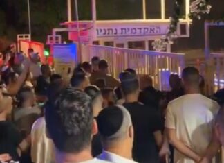 בחסות המשטרה פונו הסטודנטים הערבים ממעונות מכללת נתניה צילום: משטרת ישראל