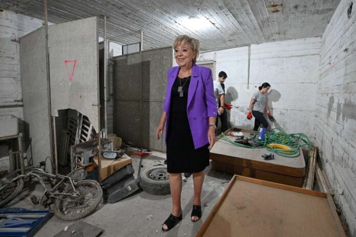 ראש עיריית נתניה מבקרת באחד המקלטים, בהם מתנדבים משפצים ומנקים אותו.