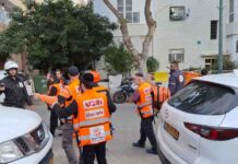 נתניה: תקף את אשתו והצית הדירה כשהוא בתוכה פינוי וטיפול בנפגעים בשריפה שפרצה ברחוב בר אילן - נתניה. צילום איחוד הצלה