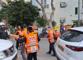 נתניה: תקף את אשתו והצית הדירה כשהוא בתוכה פינוי וטיפול בנפגעים בשריפה שפרצה ברחוב בר אילן - נתניה. צילום איחוד הצלה