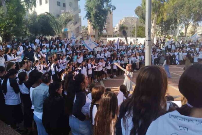 בנות אולפנית בר אילן נתניה אירחו כ-100 בנות מבי
