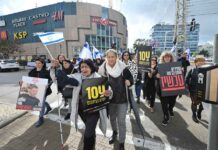 100 ימים חטופים – נתניה עצרה למאה דקות 100 ימים בשבי. נתניה עצרה למשך 100 דקות. צילום רן אליהו