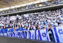 לחיי העם הזה: אלפי תלמידי נתניה השתתפו במפגן אחדות ענק לחיי העם הזה: כ-7,000 תלמידים ומורים המייצגים את כל בתי הספר בנתניה השתתפו במפגן אחדות באיצטדיון העירוני. המטרה: לשדר לכידות בחיבור לערכי ישראל ולציונות.