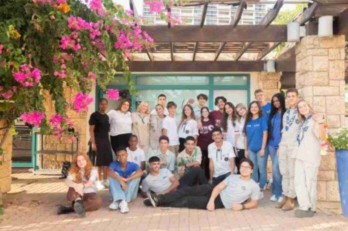 תשע תנועות נוער בנתניה וכן  11 ארגוני נוער פעילות סביב השעון. המשותף לכולן: פעילות התנדבותית וקהילתית סביב השעון. 