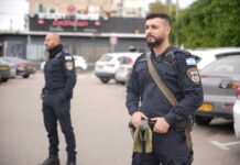 בתום מרדף רגלי: אקדח טעון אותר בתיק של תושב נתניה במהלך פעילות אכיפה בשוק העירוני נתניה עצרו שוטרי ופקחי השיטור העירוני שני תושבי העיר בחשד להחזקה לא חוקית של אקדח