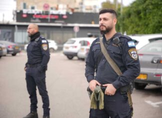 בתום מרדף רגלי: אקדח טעון אותר בתיק של תושב נתניה במהלך פעילות אכיפה בשוק העירוני נתניה עצרו שוטרי ופקחי השיטור העירוני שני תושבי העיר בחשד להחזקה לא חוקית של אקדח
