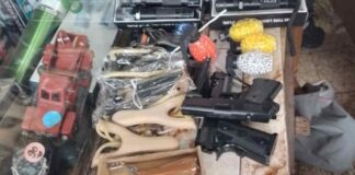 משטרת נתניה פשטה על חנויות בעיר וזה מה שמצאה אקדחים, תחמושת לכדורי אייר סופט, רוגטקות ואפילו שוקרים. את כל אלה איתרו שוטרי נתניה בחנויות ברחבי העיר.