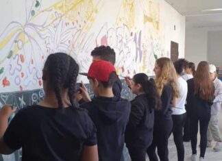 מאות תלמידי אלדד השתתפו במיזם "למידה מקיר לקיר" למידה מקיר אל קיר: תלמידי חטיבת הביניים ותיכון אלדד, בשיתוף אמנים מקצועיים ומורים לאמנות, תכננו, למדו, צבעו וציירו על קירות המרחבים הפנימיים והחיצוניים.