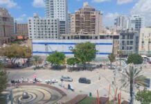 דגל ישראל בגודל של חצי דונם הוצב בכיכר העצמאות בנתניה בתמונה: דגל ישראל ענק הוצב בלב כיכר העצמאות נתניה