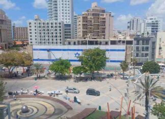 דגל ישראל בגודל של חצי דונם הוצב בכיכר העצמאות בנתניה בתמונה: דגל ישראל ענק הוצב בלב כיכר העצמאות נתניה