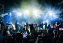 כפר יונה: שירת המונים למען החזרת החטופים שירת המונים בכפר יונה לשיר "הביתה" - בקריאה לשחרור החטופים והחטופות. צילום: יואב אלון. הפקה: טליה ירום