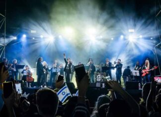 כפר יונה: שירת המונים למען החזרת החטופים שירת המונים בכפר יונה לשיר "הביתה" - בקריאה לשחרור החטופים והחטופות. צילום: יואב אלון. הפקה: טליה ירום