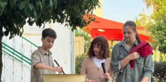 מוזיאון בית הבאר חוגג שנה רביעית לפרויקט תיאטרון מוזיאלי תיאטרון מוזיאלי. תלמידי אלדד ממחיזים קטעים היסטוריים במוזיאון בית הבאר בנתניה