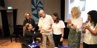 השמיים הם הגבול: מלגת הצטיינות לנתנייתית לינוי חג'בי לינוי חג'בי, תושבת נתניה, חולת טרשת נפוצה, זוכה במלגת הצטיינות במרכז האקדמי לוינסי וינגייט.