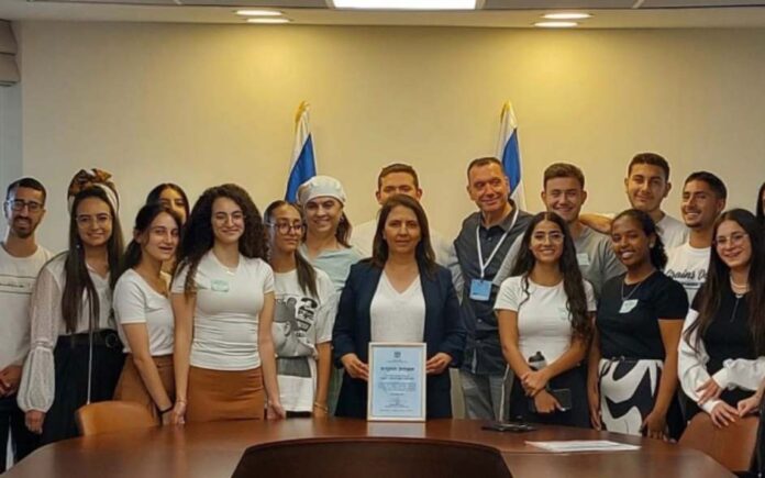 שרת החדשנות, המדע והטכנולוגיה, גילה גמליאל, העניקה תעודות הוקרה לתלמידות מגמת הפיזיקה מבית הספר תמר אריאל - נתניה. 