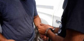 אח ואחות מנתניה נעצרו בחשד לסחר בסמים בתמונה בלש משטרת נתניה עוצר את אחד החשודים בסחר בסמים.