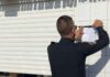 צו סגירה ל-30 יום למסעדה בנתניה שהעסיקה שוהים בלתי חוקיים בתמונה שוטר תולה צו סגירה זמני למסעדה בחוף נתניה על רקע העסקת שוהים בלתי חוקיים.