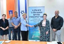 מצילים את המצוקים: החלה הקמת שוברי הגלים הדרומיים בנתניה בתמונה: הטקס הרשמי לתחילת עבודות החלק השני של הקמת שוברי גלים בנתניה להצלת המצוקים המתפוררים.