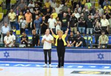 חגיגה אמיתית בחנוכת היכל הכדורסל ארנה נתניה טקס חנוכת היכל הכדורסל - ארנה נתניה. בתמונה ראש עיריית נתניה מרים פיירברג - איכר מברכת את הקהל באמירת החיינו. צילום טל אליהו