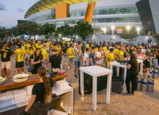 לראשונה: מתחמי אוהדים (FanZone) באצטדיון נתניה כמו באירופה: שני מתחמי אוהדים (FanZone) הכוללים דוכני מזון ושתייה, מוזיקה וחנויות עם סמלי מועדון מכבי נתניה, המתינו לאוהדים מחוץ למגרש.