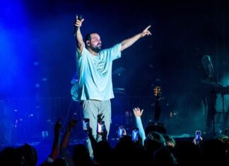 סליחות של תקווה: הזמר עקיבא בהופעה בכיכר העצמאות היוצר והזמר עקיבא בהופעה. צילום: אלעד הלוי