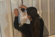 צו סגירה לאתר בנייה בנתניה שהעסיק שוהים בלתי חוקיים שוטרת משטרת נתניה מצמידה על שער אתר בנייה צו סגירה ל-30 ימים. זאת לאחר שבמקום איתר השיטור העירוני שישה שוהים בלתי חוקיים מאיו"ש שעבדו וישנו באתר הבניה.