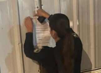 צו סגירה לאתר בנייה בנתניה שהעסיק שוהים בלתי חוקיים שוטרת משטרת נתניה מצמידה על שער אתר בנייה צו סגירה ל-30 ימים. זאת לאחר שבמקום איתר השיטור העירוני שישה שוהים בלתי חוקיים מאיו"ש שעבדו וישנו באתר הבניה.