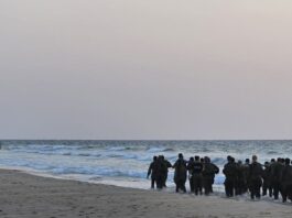 אימוני כושר קרבי בנתניה על רקע השקיעה ביום שלישי בערב התמלא חוף פולג בעשרות חיילים שהתאמנו במסגרת סדרת אימוני כושר קרבי בנתניה. בחיילים צפו תושבים שהיו בחוף והריעו להם.