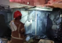 נזקים לבית בעקבות סוללה של אופניים חשמליים שהתלקחה לוחמי אש נתניה משתלטים על שריפה שפרצה בבית חד קומתי ברחוב המתמיד - נתניה