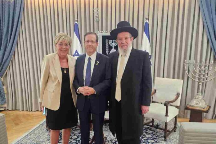 mir_2024 נשיא המדינה יצחק הרצוג, לצידו הרב הראשי האשכנזי לישראל הרב קלמן בר וראש עיריית נתניה מרים פיירברג - איכר.