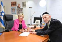 מענק בגובה 850 אלף ש"ח לנתניה עבור פעילות קהילתית חרדית סגן השר, אורי מקלב, חתם על מענק מיוחד שניתן לנתניה על-ידי הרשות החרדית במשרד ראש הממשלה. התקציב יוקצה לקורסים באוריינות פיננסית, תעסוקה ועוד. צילום רן אליהו