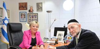 מענק בגובה 850 אלף ש"ח לנתניה עבור פעילות קהילתית חרדית סגן השר, אורי מקלב, חתם על מענק מיוחד שניתן לנתניה על-ידי הרשות החרדית במשרד ראש הממשלה. התקציב יוקצה לקורסים באוריינות פיננסית, תעסוקה ועוד. צילום רן אליהו