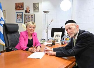 מענק בגובה 850 אלף ש"ח לנתניה עבור פעילות קהילתית חרדית סגן השר, אורי מקלב, חתם על מענק מיוחד שניתן לנתניה על-ידי הרשות החרדית במשרד ראש הממשלה. התקציב יוקצה לקורסים באוריינות פיננסית, תעסוקה ועוד. צילום רן אליהו