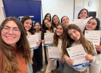 תוכנית TEEN SPIRIT בנתניה: בני נוער במערך ההסברה הישראלי תוכנית המנהיגות TEEN SPIRIT של מטה ההסברה האזרחי מסתיימת בימים אלו בעיר נתניה. בתוכנית השתתפו תלמידים משתי כיתות מנהיגות מבתי הספר חיים גורי וטשרניחובסקי