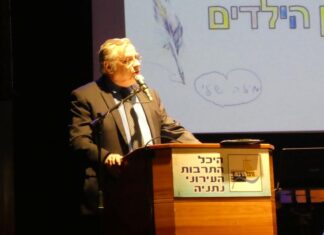 אירוע "מילה שלי" בנתניה: יש סוסים שמדברים עברית? דן כנר, היכל התרבות העירוני. מנחה את אירועי "מילה שלי". צילום עיריית נתניה
