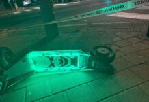 החשד: הניח מטען ונפצע בידו בשעה שהתפוצץ הקורקינט שעל-פי החשד החשוד, תושב נתניה, ניסה להימלט מהזירה בה הניח, על-פי החשד, מטען חבלה שהתפוצץ ופצע אותו.